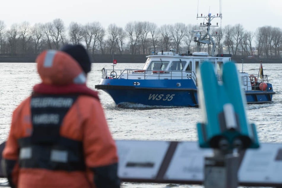 Die Besatzung eines Polizeibootes sucht das Wasser nach Hinweisen ab. (Symbolfoto)