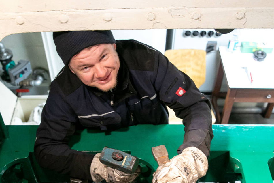Auch im Schiffsbauch läuft die Arbeit wie geschmiert: Maschinist Falk Hering setzt mit dem Hammer die Lager nach.