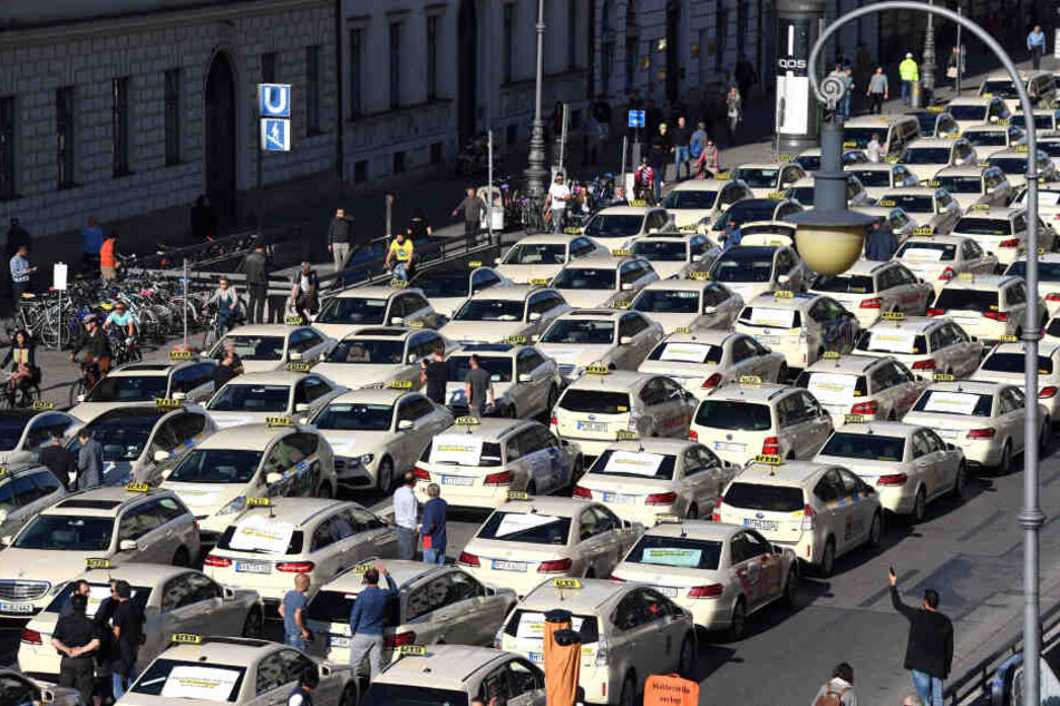 Taxis stehen während einer Kundgebung auf der Ludwigstraße in München. (Archivbild)