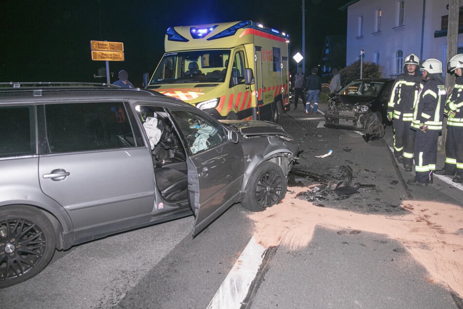 Heftiger Unfall bei Bautzen: Junge Frau knallt mit VW nach Frontal-Crash gegen Pfeiler