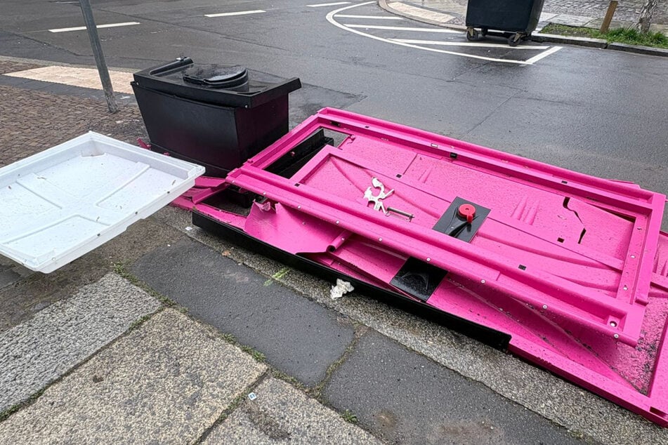 Leipzig: Explosion im Leipziger Osten: Mobile Toilette wird in Einzelteile zerrissen