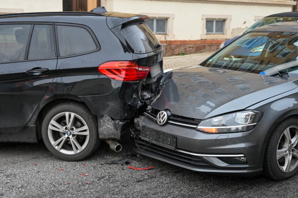 Beide Autos wurden stark beschädigt.