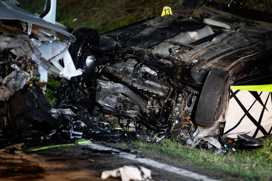 Die 22-jährige Fahrerin des einen am Unfall beteiligten Wagens erlag noch an der Unfallstelle ihren schweren Verletzungen. Ihre 17-jährige Beifahrerin starb jetzt im Krankenhaus.