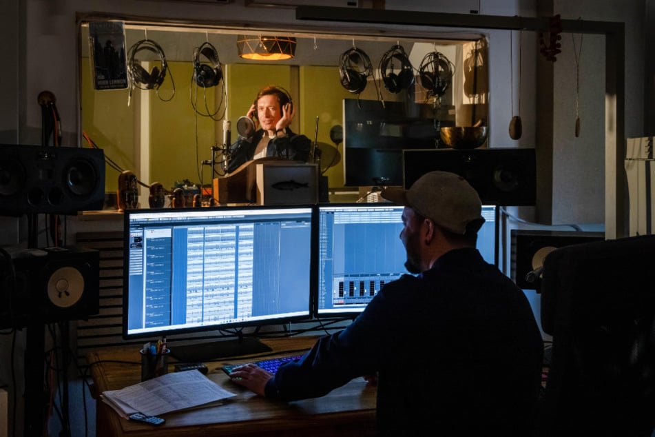 Der Musiker probt im Tonstudio im Kulturhaus Klackx mit Studioleiter Tobias Winkler (39, vorn).