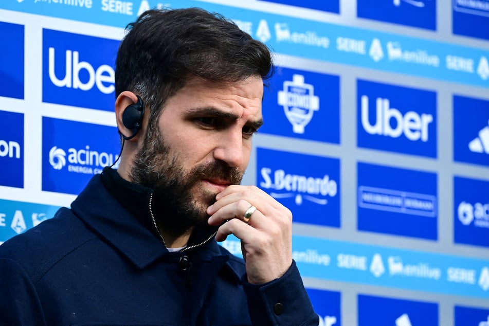 Cesc Fàbregas (38) hatte sich mit RB Leipzig offenbar mündlich geeinigt. Nützt nur nix, wenn er seinen Verein nicht verlassen darf.