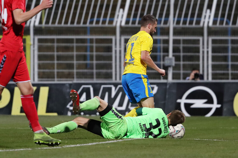 Nach einem Foul von Fabian Guderitz an Tom Nattermann bügelte der Keeper seinen Fehler wieder aus und wehrte einen von Paul Schinke geschossenen Elfmeter ab.