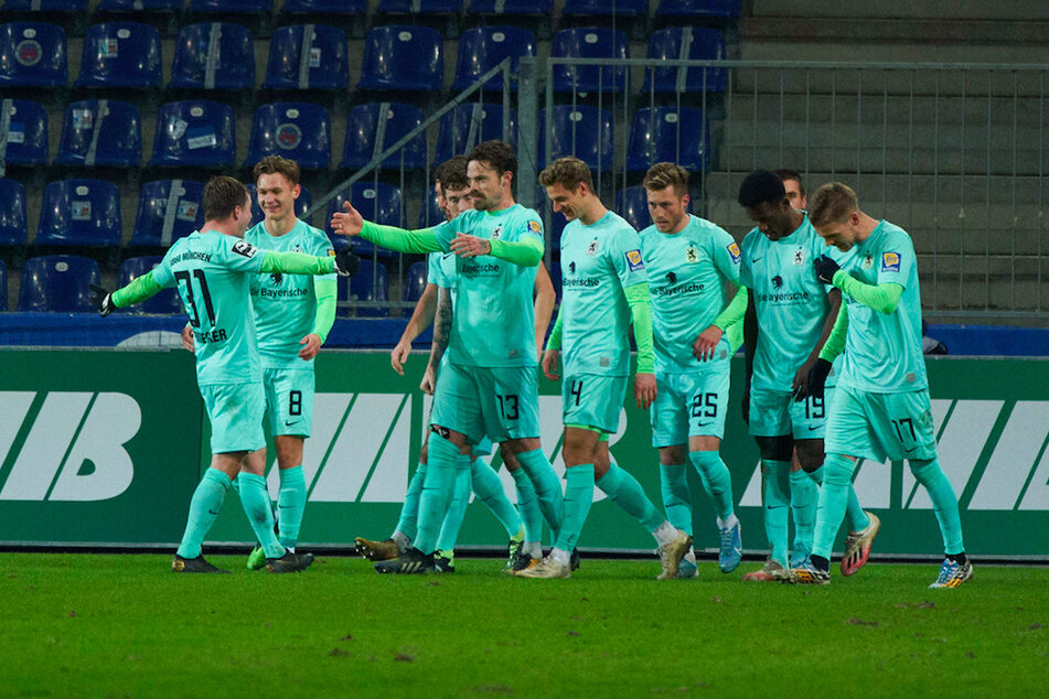 Die Münchner Löwen jubeln nach dem Treffer zum 3:0.