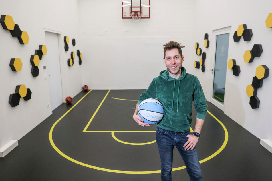 Martin Böhringer präsentiert einen Konferenzraum, der auch als Basketballfeld genutzt werden kann.