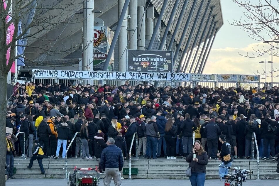 Die Ultra-Szene kündigte vor der Partie eine Choreo an, die höchstwahrscheinlich Hansi Kreische ehren soll.