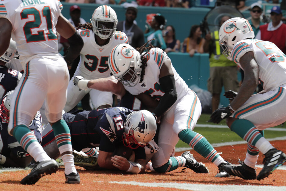 Bei den Miami Dolphins (in den weißen Trikots) gibt es aktuell zwölf bestätigte Corona-Infektionen. (Archivbild)