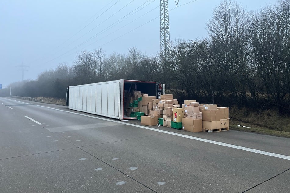 "Nach Auflagen der Feuerwehr muss der Auflieger zur Bergung vollständig entladen werden", teilte die Autobahnpolizei mit.