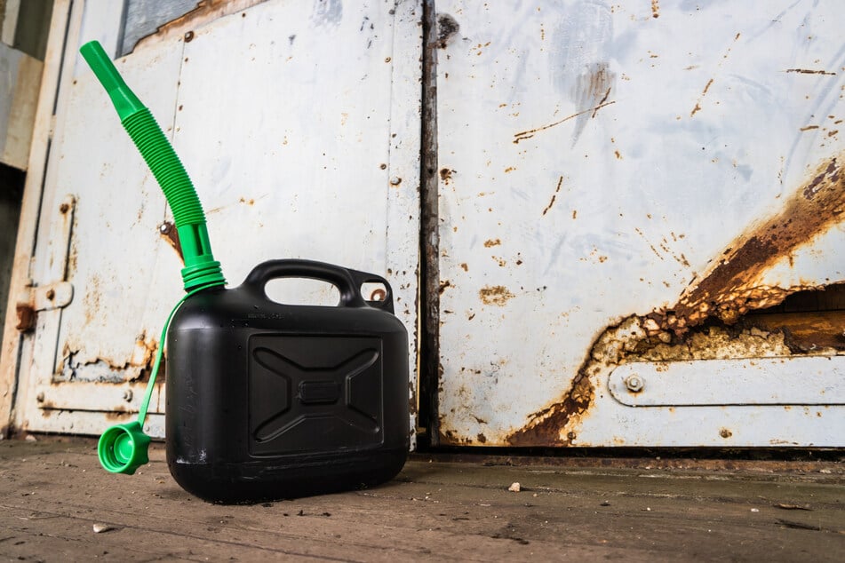 Mit Benzin habe der 34-jährige Mann seine beiden Widersacher übergossen, nachdem er sie zuvor in seiner Garage gefesselt hat. (Symbolbild)