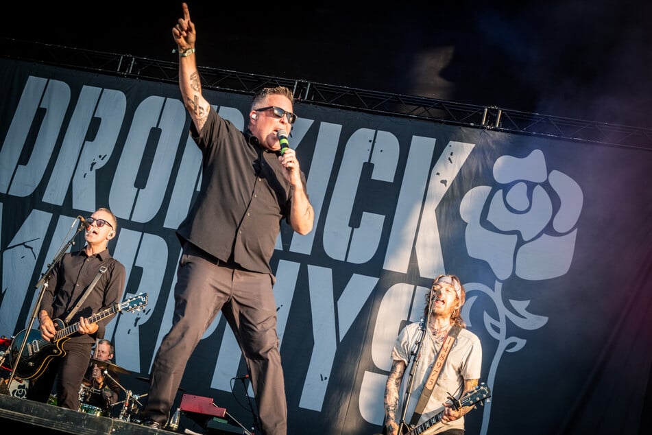 Die "Dropkick Murphys" hielten mit treibenden Drums und verzerrten Gitarren das Tempo oben,
