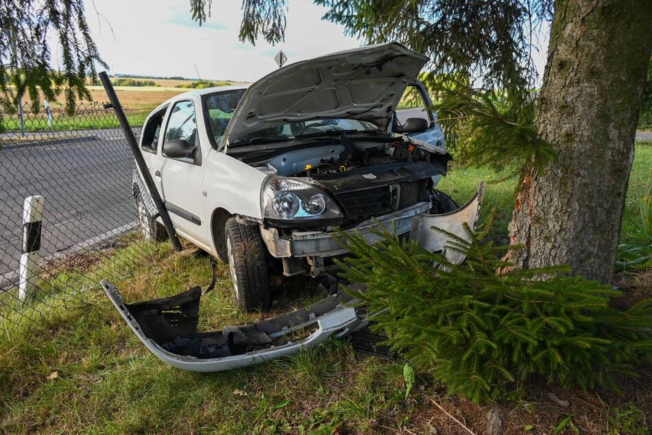 Der Fahrer des Unfallautos flüchtete verletzt nach Hause.