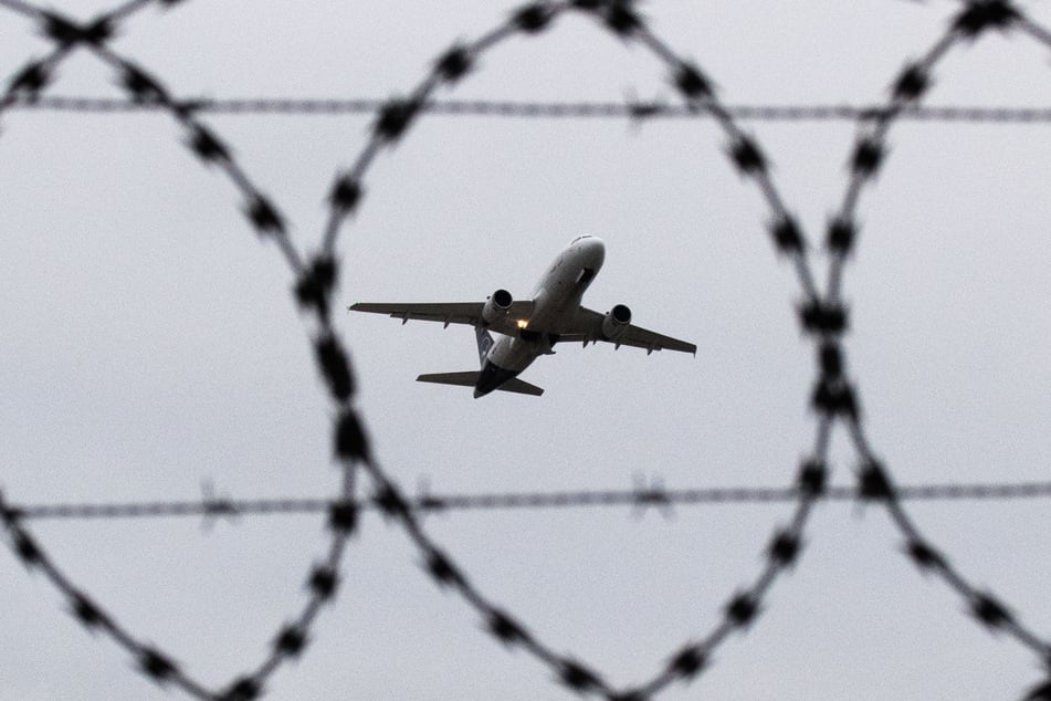 Insgesamt 15 Flugzeuge hat das Land NRW seit 2025 gechartert, um Flüchtlinge abzuschieben. (Symbolbild)