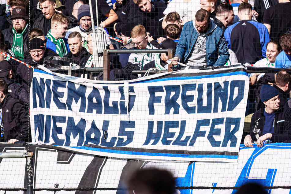 HSV-Fans richten sich mit einem Banner an die Polizei.