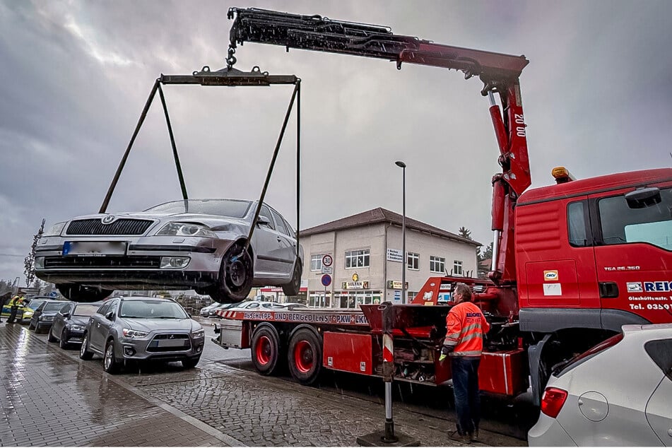 Ein am Straßenrand geparkter Skoda wurde in Mitleidenschaft gezogen.