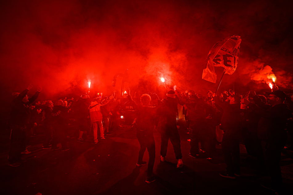 Mit viel Pyrotechnik wurde Dynamo Dresden am Samstagabend empfangen.