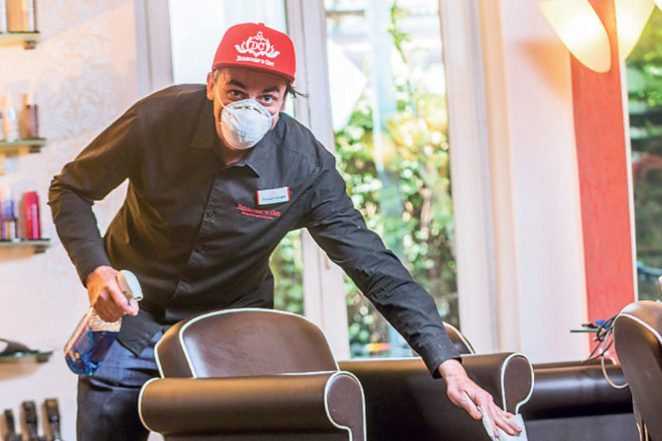 Auch Friseure wie Christoph Steinigen (44) dürfen wieder öffnen. Aber unter Einhaltung strengster Hygienevorschriften.