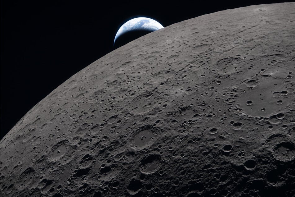 Kurz bevor die Astronauten hinter der dunklen Seite des Mondes verschwanden, konnten sie sehen, wie hinter dem Mond die Erde aufgeht.