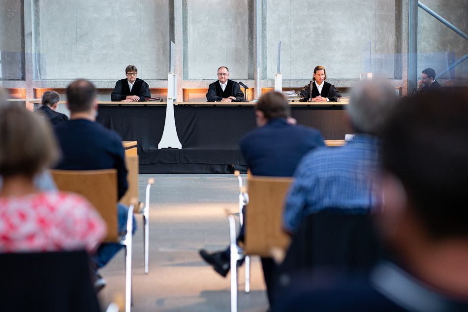 Der Vorsitzende Richter Johannes Wieseler (m.) und seine Kollegen Volker Messing (l.) und Dirk Pelzer saßen gemeinsam mit den Klägern wegen der aktuellen Corona-Bestimmungen in der Lobby des Oberlandesgerichtes.