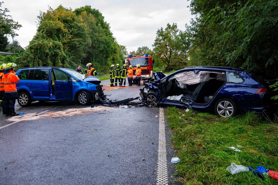 Der 25-Jährige war mit seinem Touran in den Gegenverkehr geraten und dort mit dem Golf der 56-Jährigen zusammengestoßen.