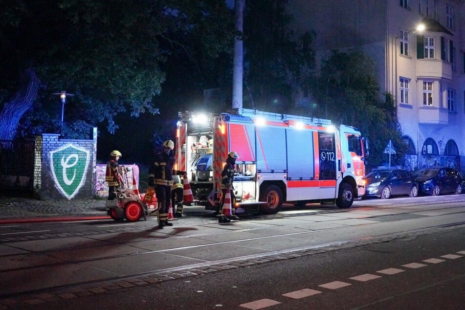 Kräfte der Leipziger Feuerwehr Sonntagabend auf der Wolfgang-Heinze-Straße. Ein Unbekannter hatte dort versucht, eine Garage in Brand zu setzen. Dank eines aufmerksamen Mitbürgers scheiterte der Versuch jedoch.