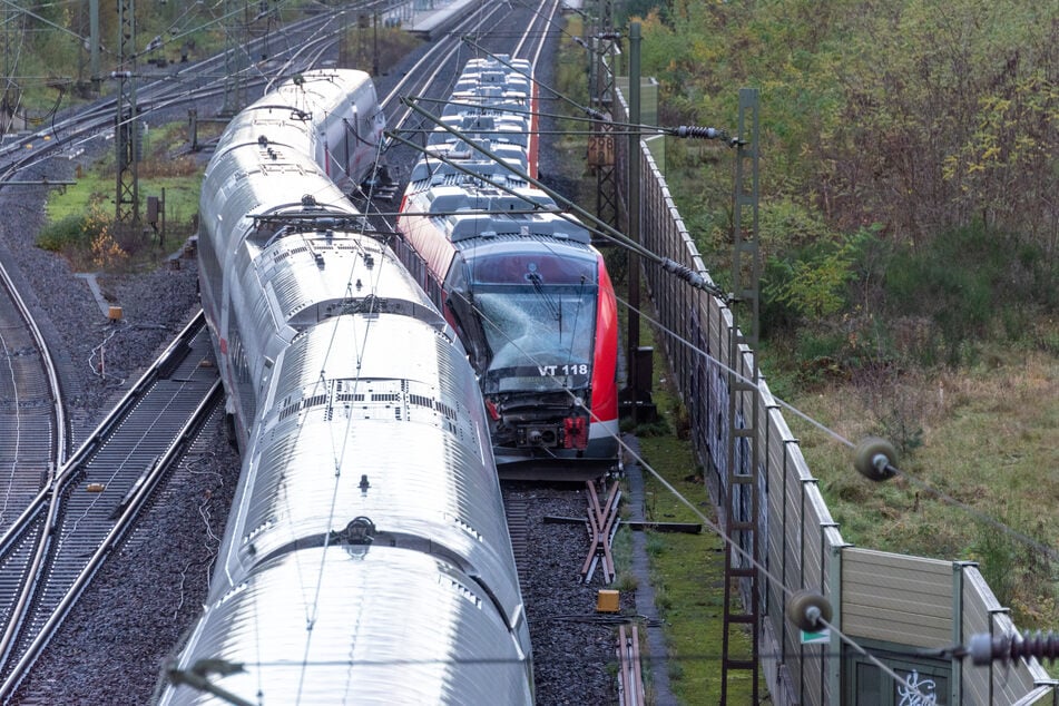 Ein Tag nach dem Unfall standen die beiden beteiligten Züge unverändert auf zwei der drei Gleise vor dem Lauenbrücker Bahnhof. (Archivbild)