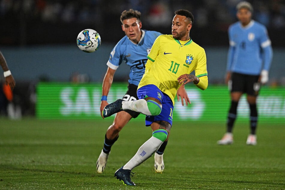 Zuletzt stand Neymar (33, r.) vor rund zwei Jahren für Brasilien auf dem Rasen.