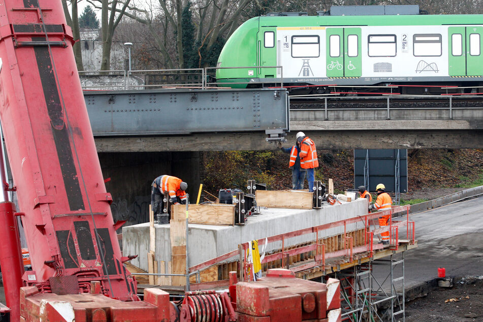 Die Bahnbrücke über der A40 wurde zügig repariert.