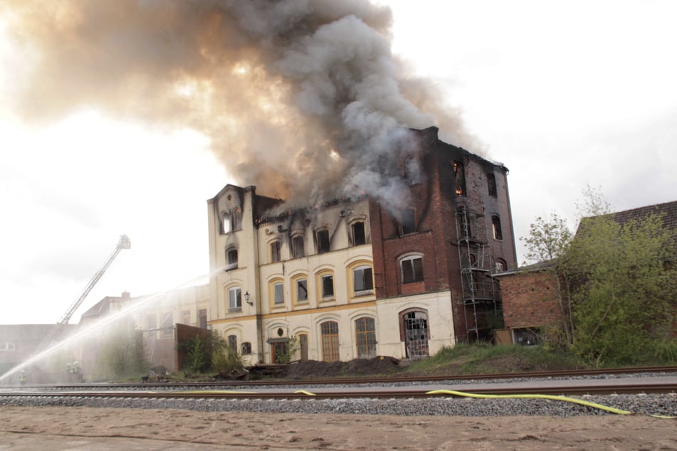Die Einsturzgefahr des Fabrikgebäudes lässt intensive Brandermittlungen auch am Donnerstag nicht zu.