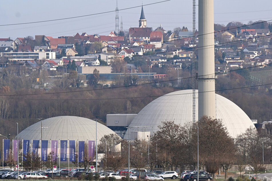 Derzeit sind in Deutschland nur noch drei Kernkraftwerke am Netz. Eins davon ist das Kernkraftwerk Neckarwestheim, etwa zehn Kilometer südlich von Heilbronn. Es soll, wie auch die anderen Kernkraftwerke, am 15. April 2023 abgeschaltet werden.