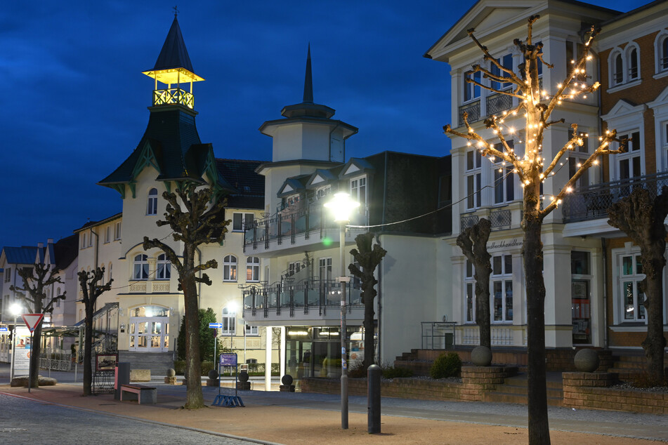 Menschenleer ist die Strandpromenade im Ostseebad Zinnowitz auf der Insel Usedom. Die Corona-Notbremse des Bundes hat in der Nacht zum 24. April zum ersten Mal gegriffen.