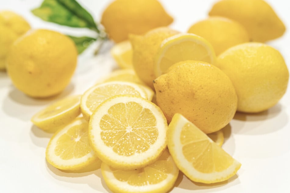There are a variety of home remedies for smoke smells in your apartment, including sliced lemons.