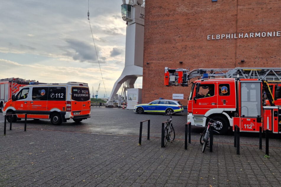 Aufgrund einer Verunreinigung der Elbe war die Feuerwehr am Nachmittag erneut im Umfeld der Elbphilharmonie im Einsatz.