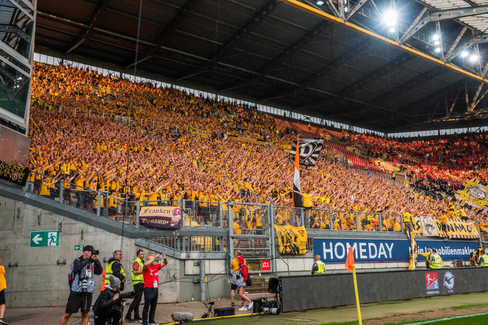 Die gelbe Wand vom Betzenberg: Fast 5000 Dynamo-Fans trugen zur großartigen Stimmung im Fritz-Walter-Stadion bei.