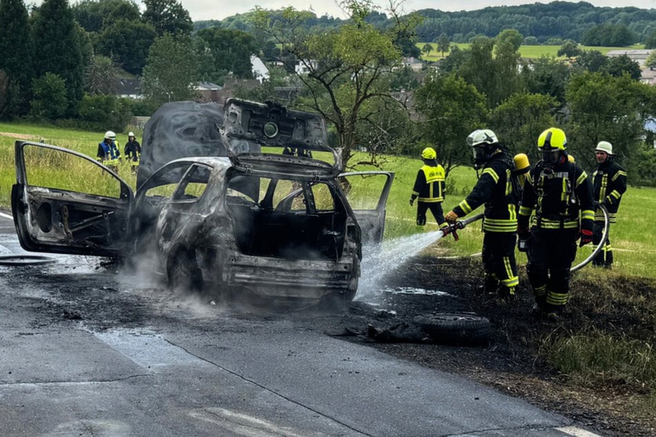 Die Fahrerin hatte den Wagen zum Glück rechtzeitig abstellen und aussteigen können. Sie blieb unverletzt.
