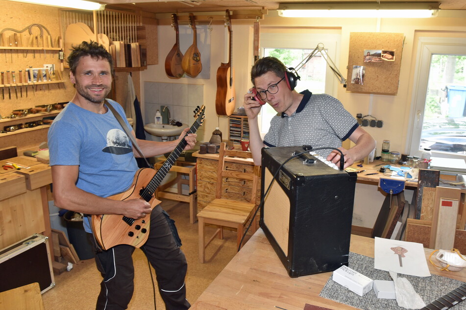 Roy Fankhänel (32, l.) und Tim Walter (33) bauten eine Bergbau-Gitarre.