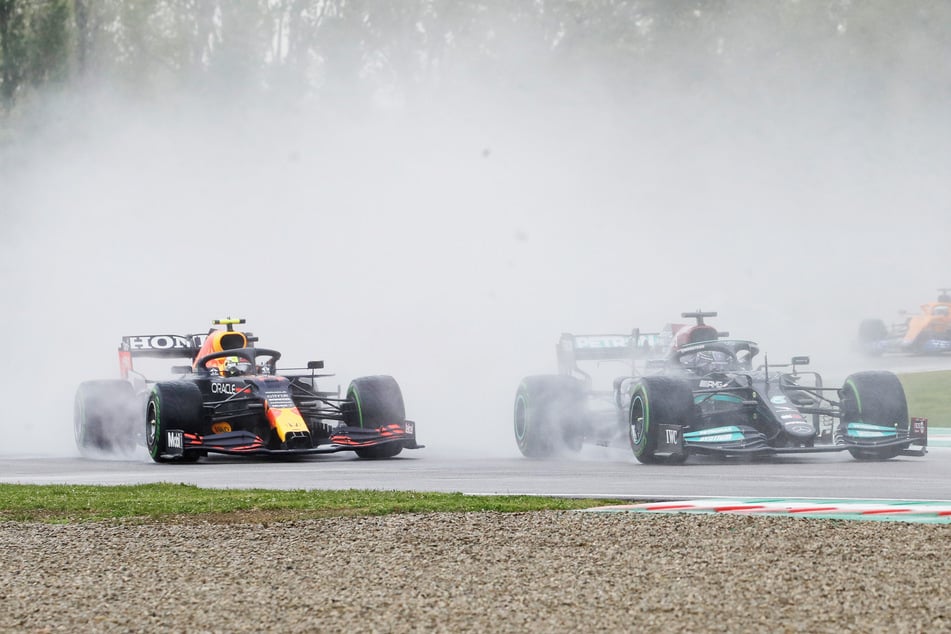 Max Verstappen (23, l.) vom Team Red Bull Racing und Lewis Hamilton (36) von Mercedes lieferten sich einige Zeit ein spannendes Kopf-an-Kopf-Rennen.