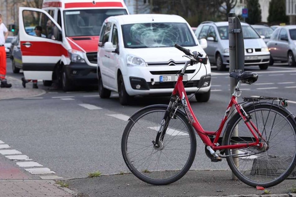 Auf der Kreuzung Teplitzer Straße / Caspar-David-Friedrich-Straße wurde das Fahrrad von einem Auto erfasst.