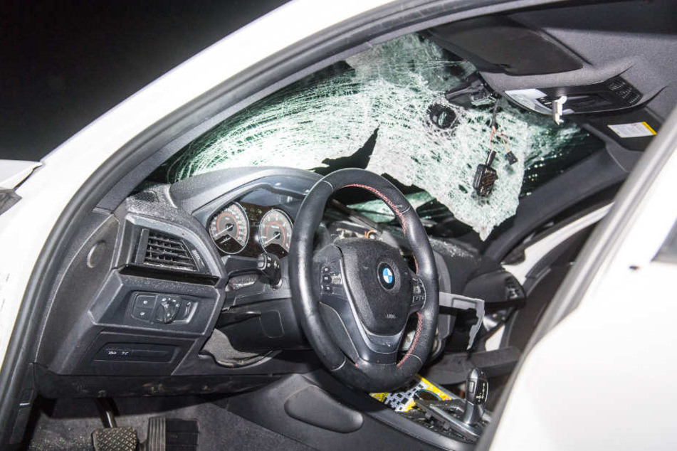 Die Fahrerin des Autos wurde durch den Steinwurf schwer verletzt (Archivbild).