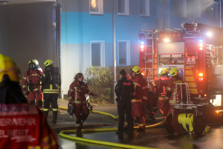 26 Menschen aus brennendem Haus gerettet: Zwei Feuerwehrleute verletzt