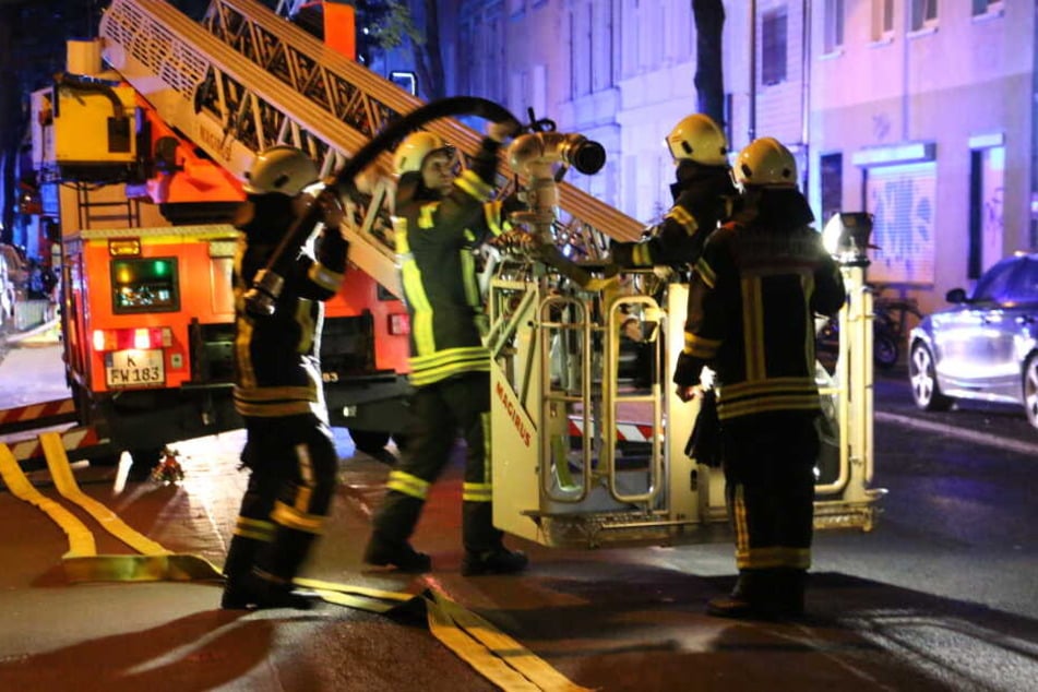Die Feuerwehr konnte das Feuer im Dachgeschoss erfolgreich löschen.