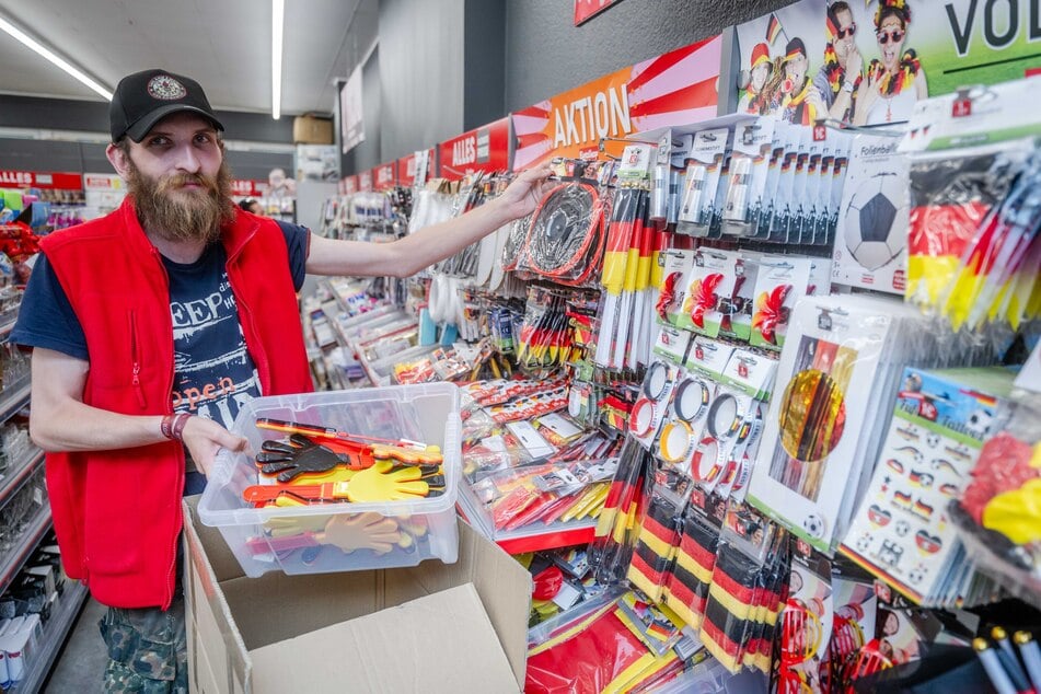 Daniel Klemp (26) bringt im EuroShop auf dem Rosenhof die Ware zurück ins Lager.