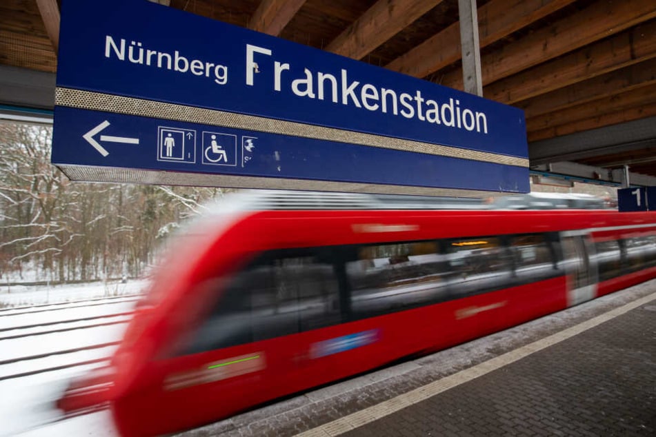 Ein Zug fährt am Bahnsteig am S-Bahnhof Frankenstadion vorbei. Bei einem Streit in Nürnberg sind zwei Männer von einer S-Bahn überfahren und getötet worden.