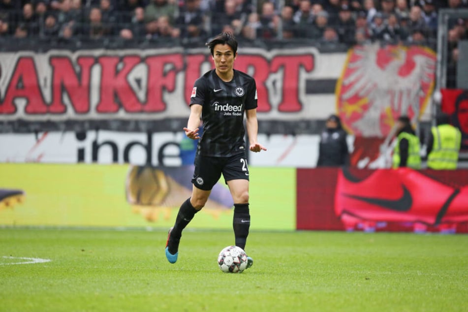 Makoto Hasebe ordnet mit seiner Klasse die Frankfurter Hintermannschaft.