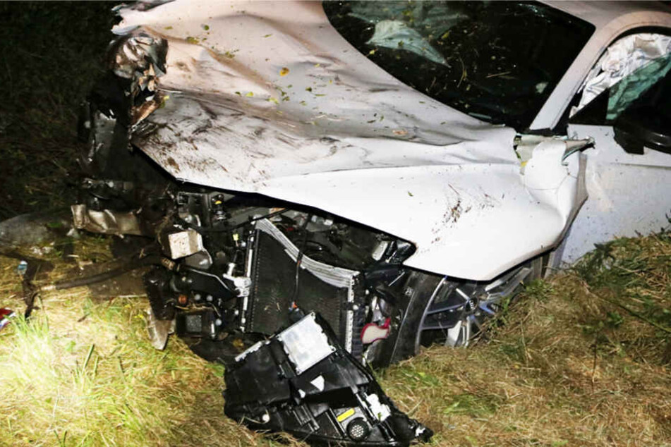 Der Audi R8 wurde bei dem Unfall völlig demoliert.