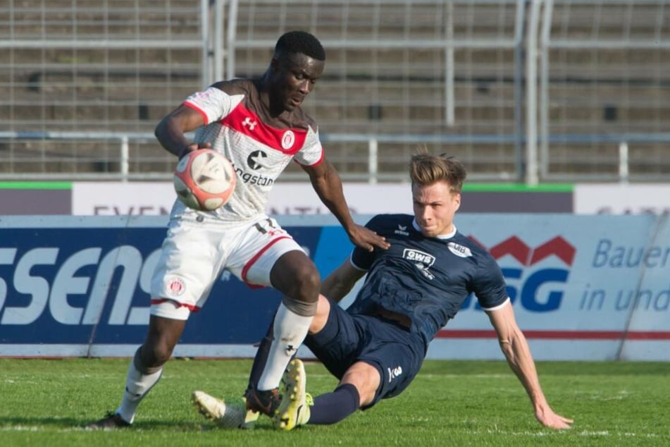 Sirlord Conteh gegen Leon Lingerski (VfB Oldenburg).