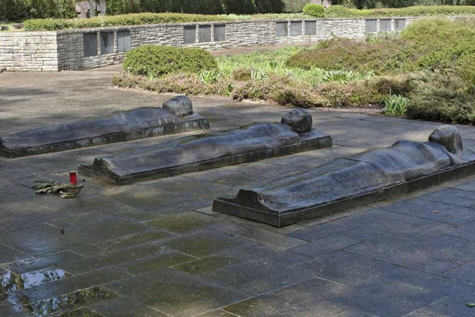 Die Bronzefiguren wurden vom Waldfriedhof in Darmstadt entwendet.