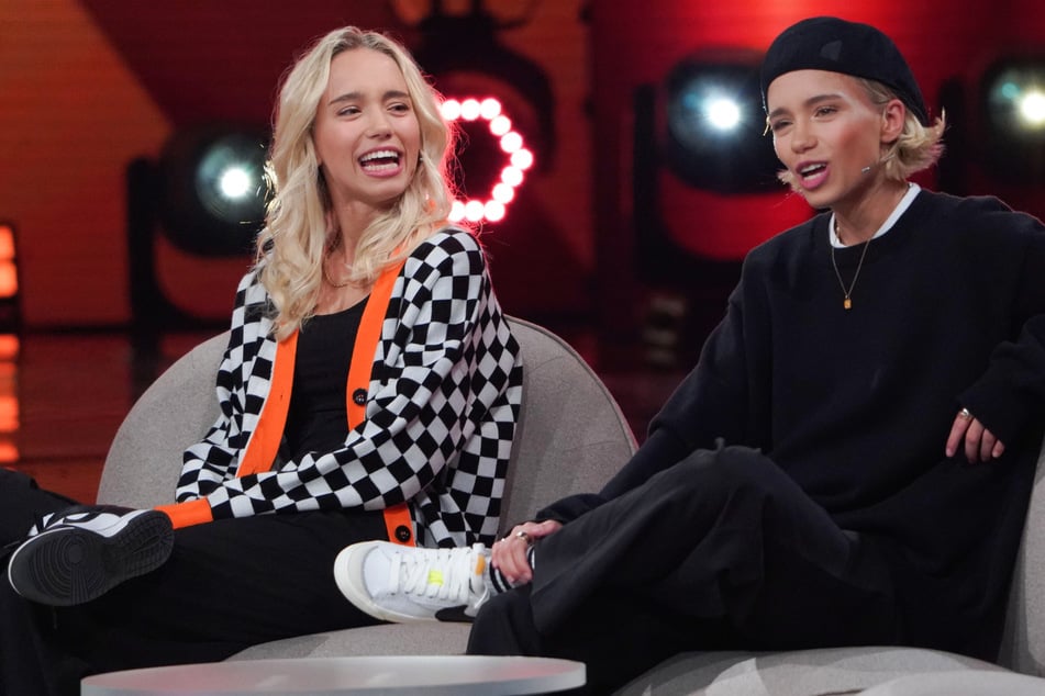 Die Zwillinge Lisa (l.) und Lena waren 2022 zu Gast in der ARD-Show "Verstehen Sie Spaß?".